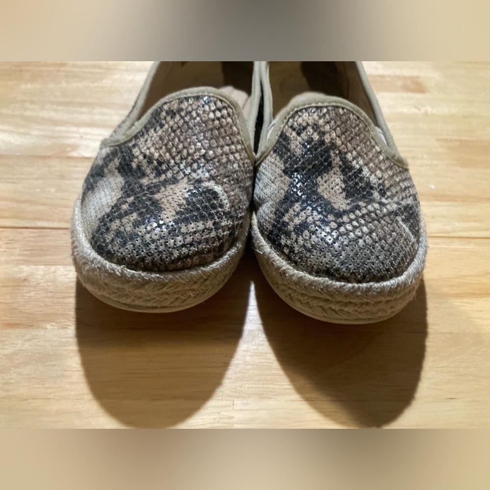 Clarks faux snake skin slip on shoes in size 7.5 M. EUC. Super adorable - Picture 9 of 11
